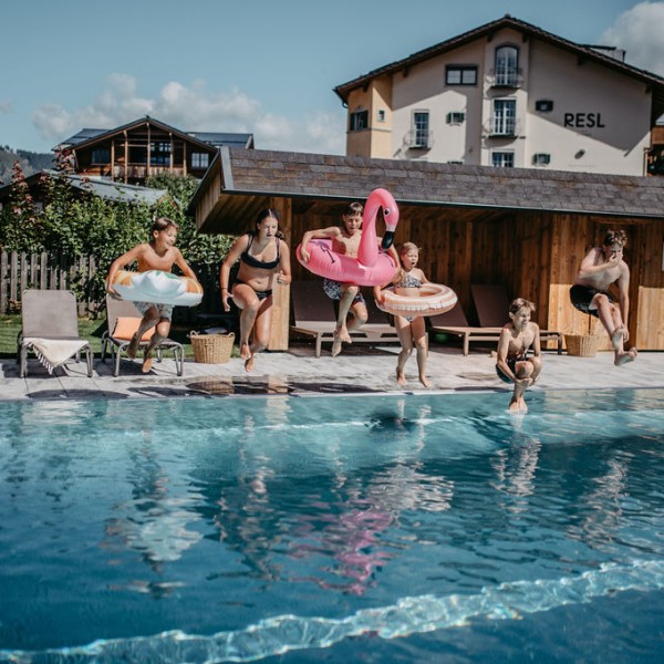 Neuer beheizter Au&szlig;enpool im Resl Resort - Rendering