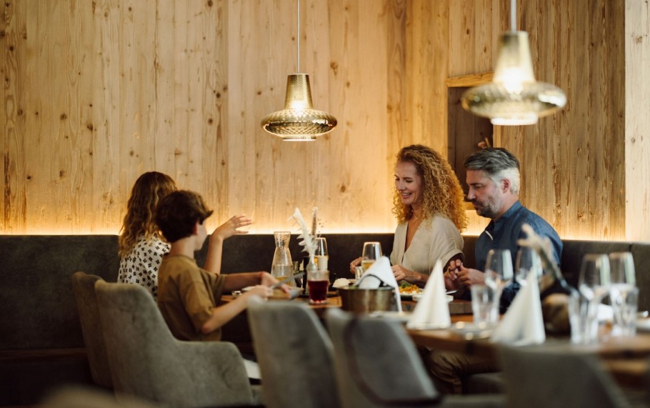 G&auml;ste beim Abendessen im stilvollen Restaurant des Hotel Resl