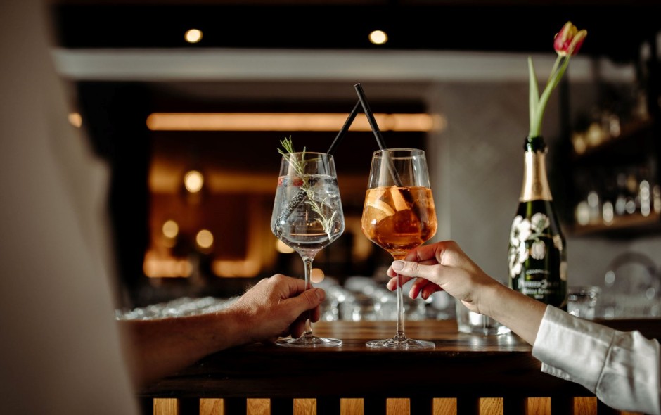 Ansto&szlig;en mit Cocktails an der Bar im Resl Resort