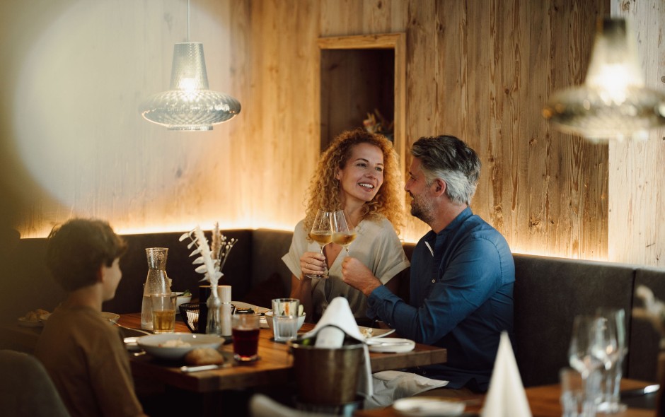 Paar genie&szlig;t ein romantisches Abendessen im Hotel Resl in Flachau