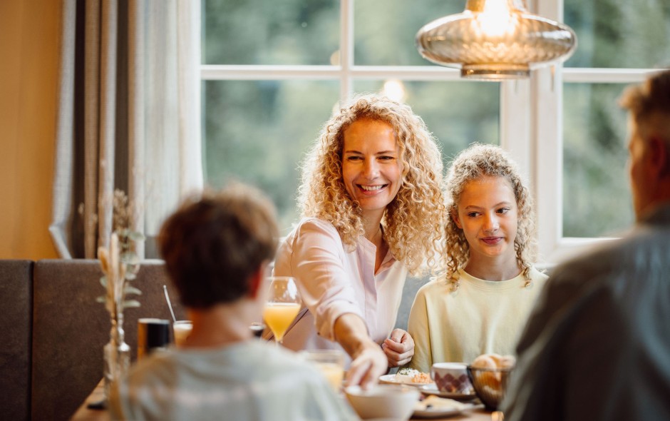 Familie fr&uuml;hst&uuml;ckt gemeinsam im Hotel Resl in Flachau