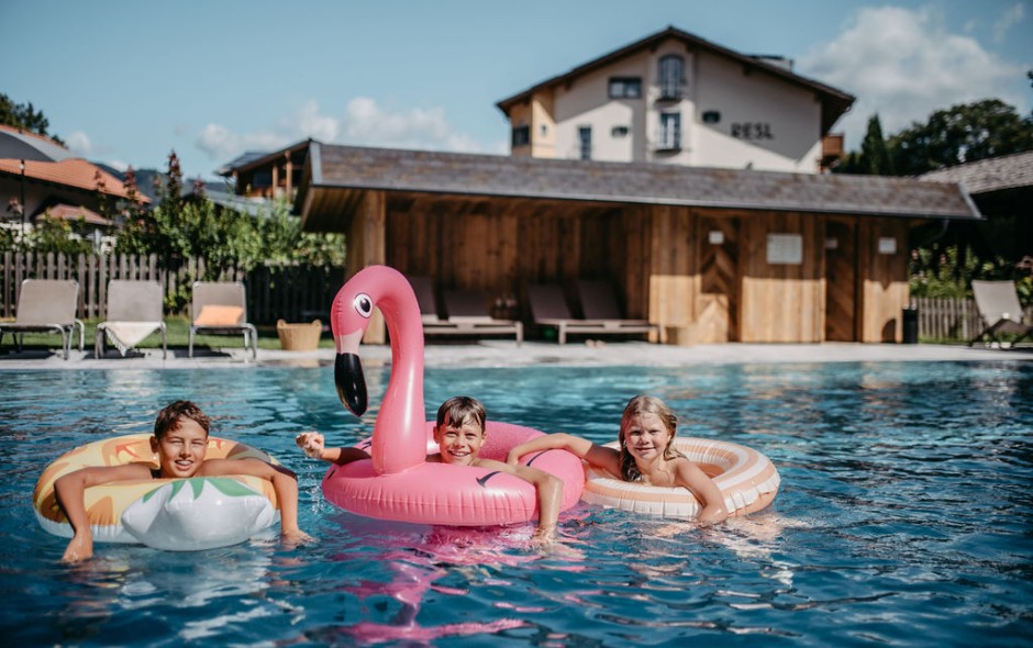 Kinder schwimmen im neuen Pool