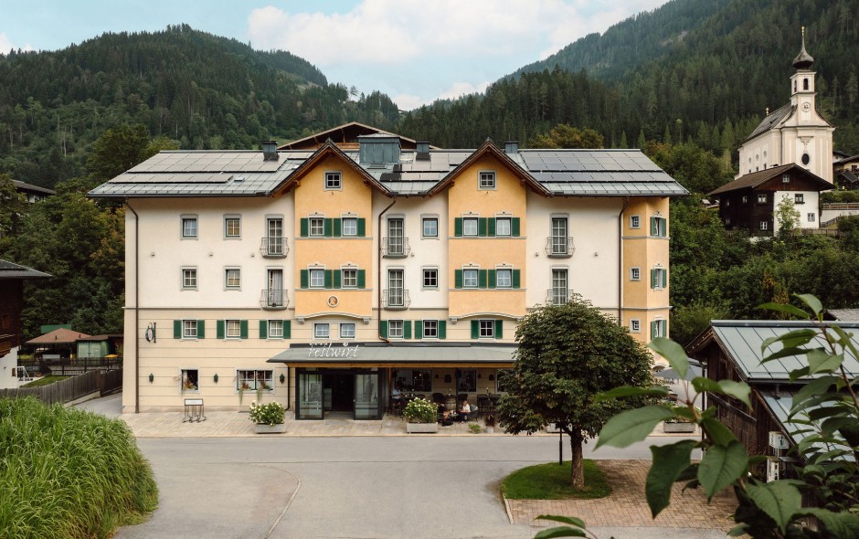 Au&szlig;enansicht des Hotel Resl Resort in Flachau, eingebettet in die Salzburger Alpen