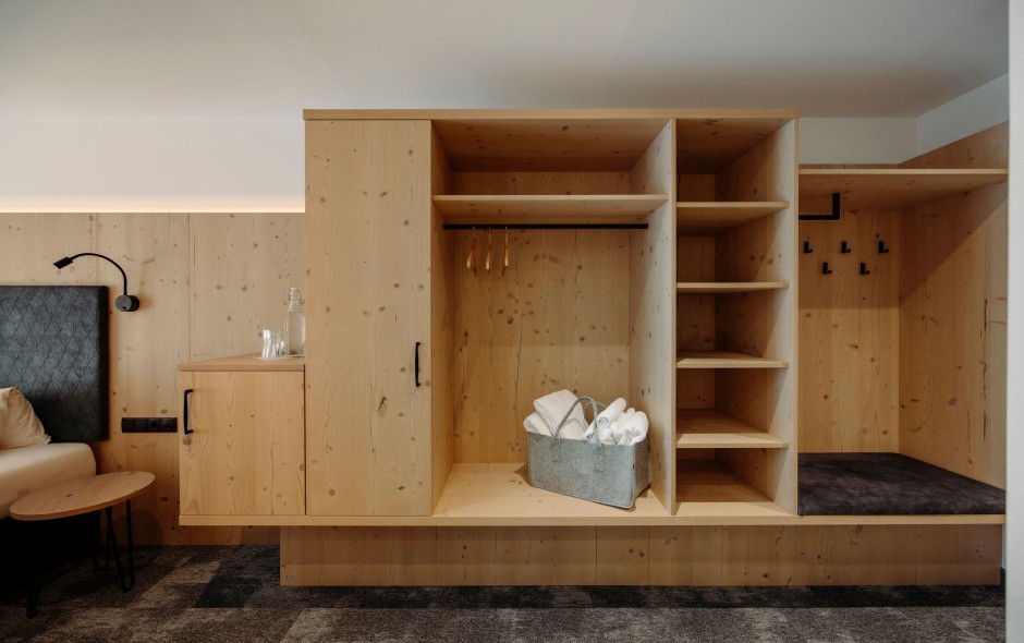 Holzschrank mit vielen F&auml;chern und Kleiderhaken im Zimmer Double Medium im Resl